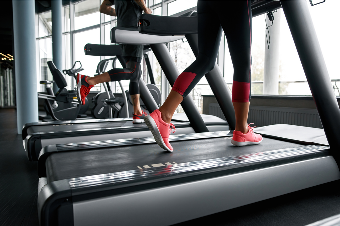 What Is The Best Way to Burn Calories In 30 Minutes? A person walking on a treadmill.